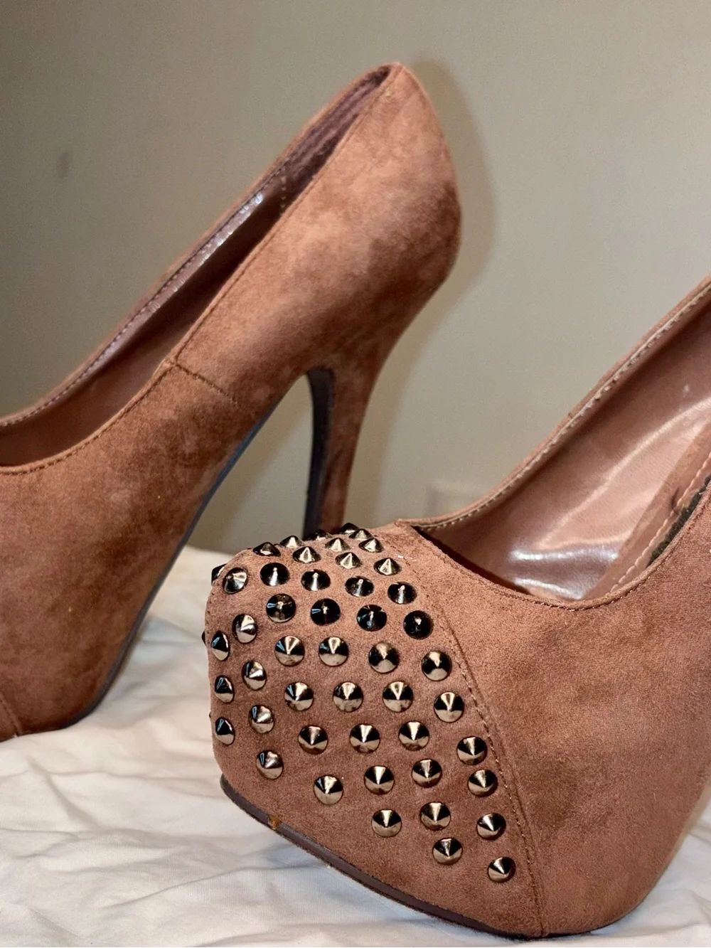 Breckelles bold studded